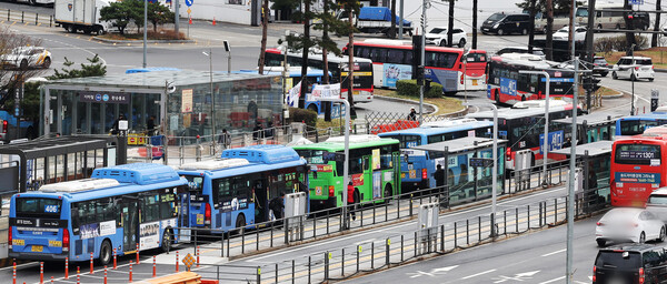 서울역 앞을 지나는 서울 시내버스 모습. [사진=연합뉴스]
