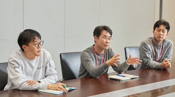 SK하이닉스의 소재 재활용 분과 송환욱 TL, 송부섭 팀장, 정용준 TL(왼쪽부터)이 소재 재활용 기술과 관련해 회의하고 있다. [SK하이닉스 제공=뉴스퀘스트]