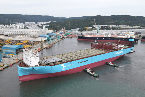 HD현대중공업이 건조한 세계 최초 메탄올 추진 초대형 컨테이너선 ’아네 머스크호‘의 모습 [HD현대 제공=뉴스퀘스트]