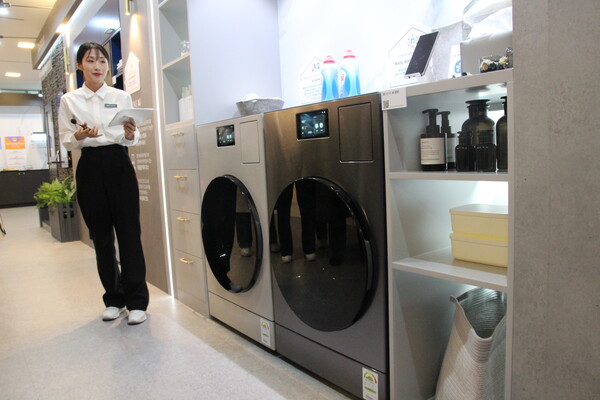 삼성전자가 3일 서울 서초구 서초사옥에서 '웰컴 투 비스포크 AI'를 열었다. 삼성전자 직원이 일체형 세탁·건조기인 비스포크 AI 콤보 기능을 소개하고 있다. [사진=김민우 기자]