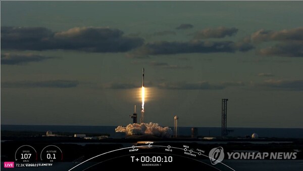 8일 오전(한국 시간) 군사정찰위성 2호기가 미국 민간 우주기업 스페이스X의 '팰컨9' 로켓에 탑재돼 미국 플로리다주 케네디스페이스센터 발사장에서 발사되고 있다. [사진=연합뉴스/스페이스X 영상 캡처]