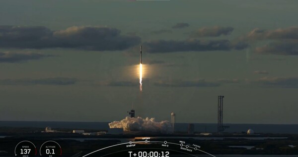 8일 오전 8시 17분(한국시간) 미국 플로리다주 케네디우주센터에서 우리 군의 독자정찰위성 2호기를 탑재한 미 스페이스X사의 팰컨-9 발사체 발사되고 있다. [스페이스X 제공=뉴스퀘스트]