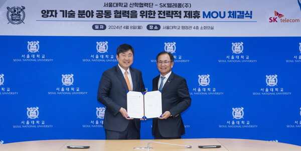 서울대 김재영 연구부총장 겸 산학협력단장(왼쪽)과 SKT 하민용 CDO가 MOU 체결 후 적극적인 산학협력을 다짐했다. [SK텔레콤 제공=뉴스퀘스트]