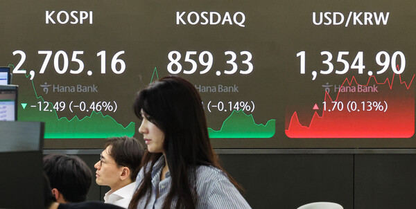 11일 오전 8시 50분 기준 제22대 총선에서 더불어민주당·민주연합은 174석(의석수비율 58.39%)를, 국민의힘·국민의미래는 108석(36.24%), 조국혁신당은 12석(4.03%)을 확보했다. '여소야대' 국면이 이어지면서 윤석열 정부가 추진 중인 금융투자자소득세 등 각종 경제 정책에 제동이 걸릴 것으로 예상된다. 서울 중구 하나은행 본점 딜링룸. [사진=연합뉴스]