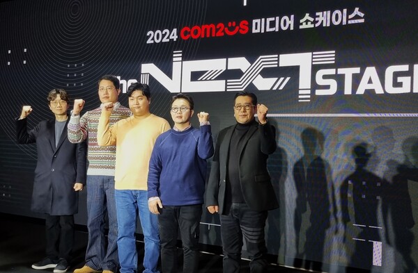 컴투스가 지난 1월 25일 서울 여의도 콘래드호텔에서 '2024 컴투스 미디어 쇼케이스'를 열고 자사 사업 전략을 발표했다. (왼쪽부터) 이주환 컴투스 대표이사, 김지인 그램퍼스 대표이사, 한성현 모히또게임 대표, 김일호 컴투스 글로벌사업실 실장, 한지훈 컴투스 게임사업부문장, [사진= 김민우 기자]