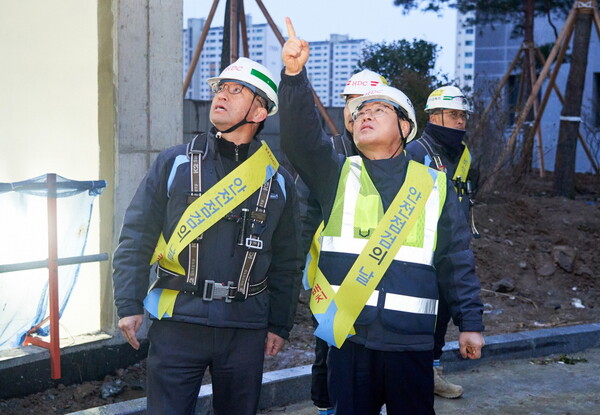 HDC현대산업개발 경영진은 지난 2월 5일 현장을 방문해 정기안전점검을 주관했다. [HDC현대산업개발 제공=뉴스퀘스트]