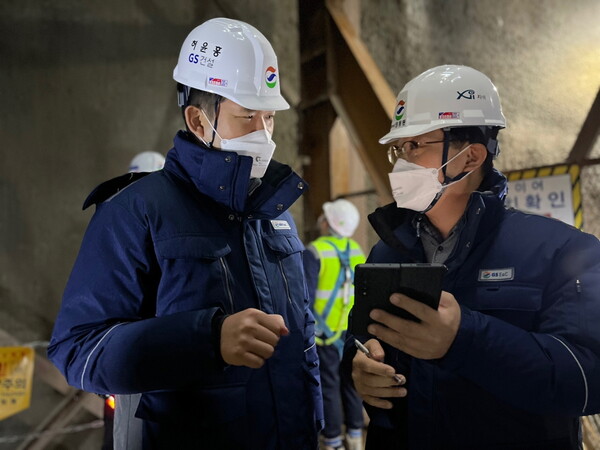 허윤홍 GS건설 대표(사진 왼쪽)가 지난 1월 4일 신림~봉천 터널도로건설공사 현장에서 현장 관계자의 이야기를 청취하고 있다. [GS건설 제공=뉴스퀘스트]