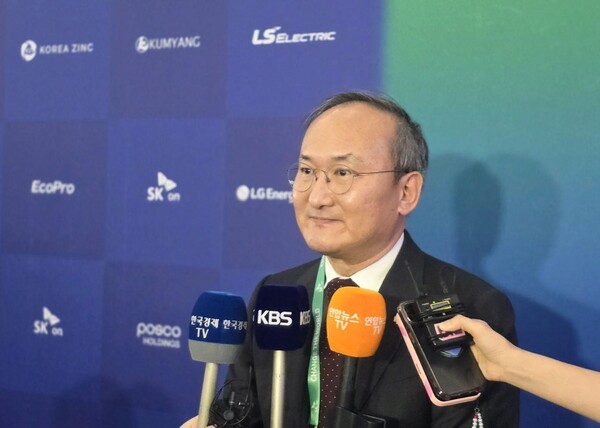 이석희 SK온 사장이 지난 3월 6일 '인터배터리'에서 기자들의 질문에 답하고 있다. [공동취재단 제공=뉴스퀘스트]