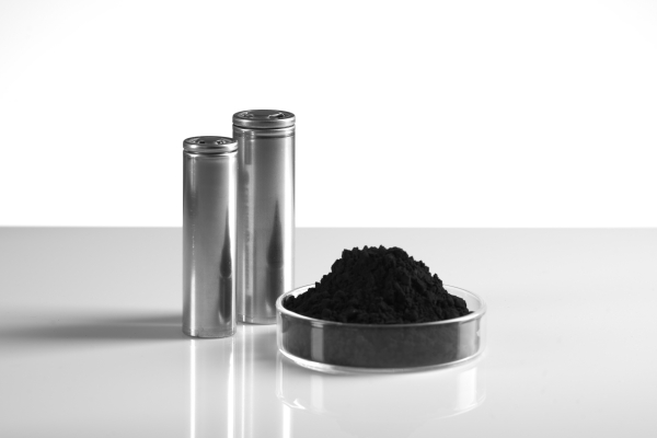 국내 양극재 기업들이 1분기 실적 발표를 앞둔 가운데 전기차 판매 부진 등으로 실적 약세가 전망된다. 사진은 전기차용 원통형 배터리와 포스코퓨처엠 양극재 [포스코퓨처엠 제공=뉴스퀘스트]