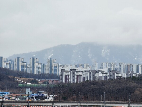 주요 대형 건설사들은 건설업의 성장 둔화를 극복하기 위해 신재생에너지, 환경, 순환경제 등의 새로운 성장 동력을 추진하기 위해 적극 나서고 있는 반면, 중견건설사들은 대규모 투자 보다는 자사의 기존 사업 분야와 연관성이 높은 내용을 중심으로 사업을 전개한다는 방침이다. [사진=뉴스퀘스트]