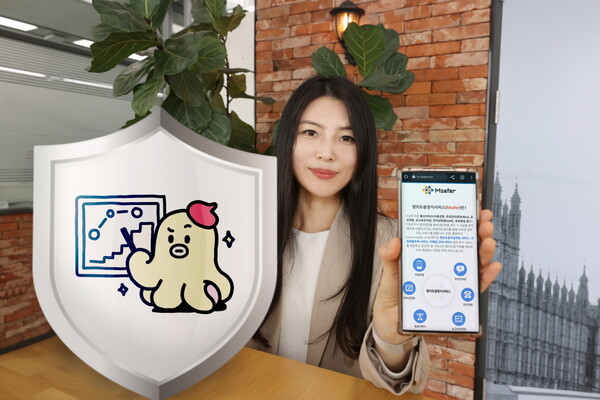 LG유플러스 직원이 ‘U+무너쉴드’ 캠페인을 소개하고 있다. [LG유플러스 제공=뉴스퀘스트]