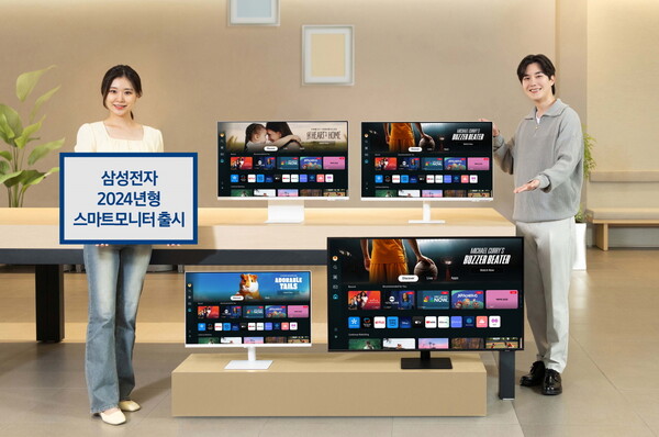 삼성전자 모델이 삼성스토어 청담점에서 홈 라이프 활용성을 강화한 2024년형 스마트모니터를 소개하고 있다. [삼성전자 제공=뉴스퀘스트]