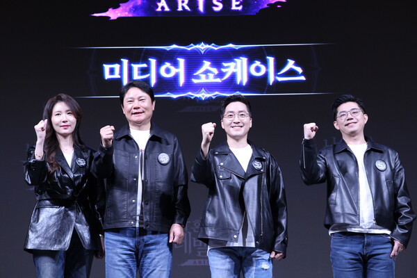 넷마블은 19일 서울 구로구 지타워에서 '나 혼자만 레벨업: 어라이즈' 미디어 쇼케이스를 진행했다. (왼쪽부터) 넷마블 조신화 사업그룹장, 권영식 대표와 넷마블네오 김준성 개발총괄 본부장, 진성건 개발PD가 기념 촬영을 하고 있다. [사진=김민우 기자]