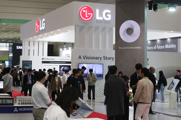 서울 강남구 코엑스에서 세계전기자동차 전시회(EVS37) LG그룹 부스. [사진=연합뉴스]
