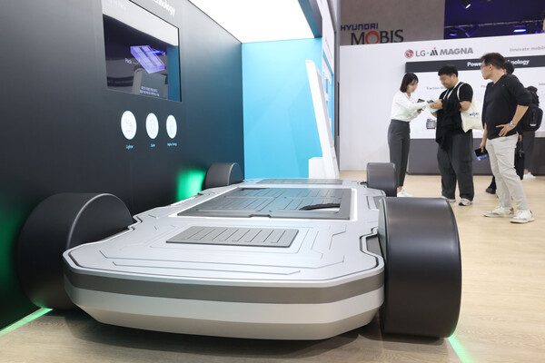 서울 강남구 코엑스에서 열린 세계전기자동차 전시회(EVS37)에서 참관객들이 를 둘러보고 있다. [사진=연합뉴스]