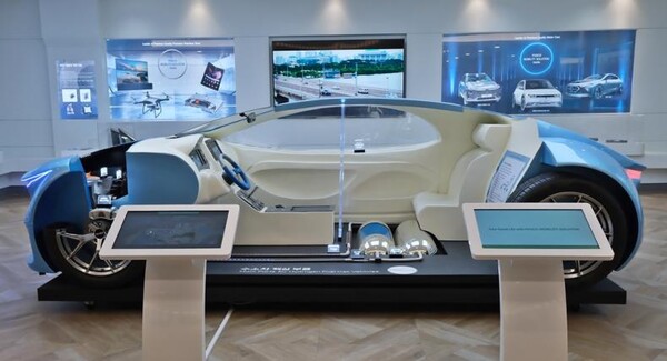 포스코인터내셔널 부품이 적용된 친환경차 모형. [포스코인터내셔널 제공=뉴스퀘스트]