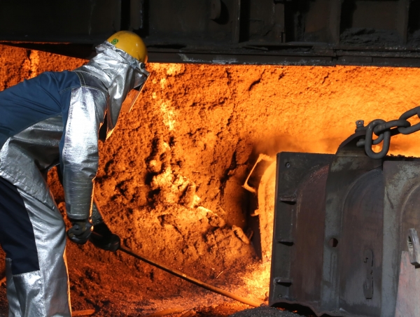 망간합금철은 철강 생산과정에서 사용되는 부원료로 철을 질기고 단단하게 만드는 역할을 한다. 사진은 쇳물을 만드는 포항제철소 1고로 모습. [포스코 제공=뉴스퀘스트]