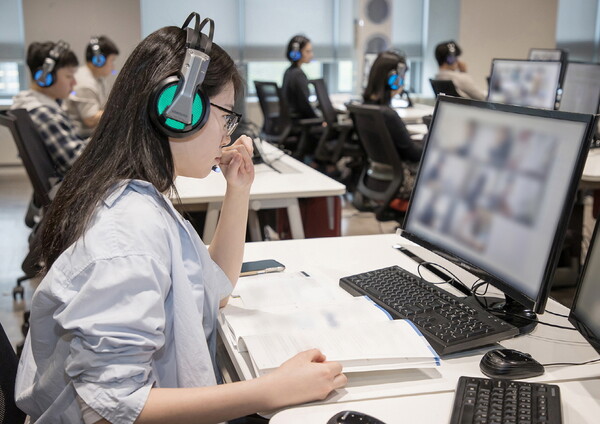 지난 20일 경기도 용인에 위치한 삼성전자 인재개발원에서 삼성전자 감독관들이 응시자들을 대상으로 예비 소집을 진행하고 있는 모습 [삼성 제공=뉴스퀘스트]