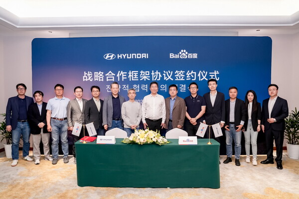 (왼쪽 여섯번째부터) 이혁준 현대차그룹 중국 유한공사 부사장, 송창현 현대차·기아 AVP 본부장 사장, 왕윈펑(王云鹏, Yunpeng Wang) 바이두 IDG 총괄·바이두그룹 부총재, 상궈빈(尚国斌, Guobin Shang) 바이두그룹 부총재 등 양사 관계자가 MOU 체결식에서 기념사진을 촬영하는 모습 [현대자동차·기아 제공=뉴스퀘스트]