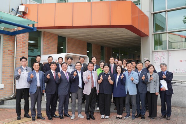 두산로보틱스 류정훈 대표(앞줄 왼쪽 다섯째), 강원특별자치도교육청 신경호 교육감(앞줄 왼쪽 여섯째), 강원특별자치도 정광열 경제부지사(뒷줄 왼쪽 여섯째) 등 관계자들이 기념사진을 촬영하고 있다. [두산로보틱스 제공=뉴스퀘스트]