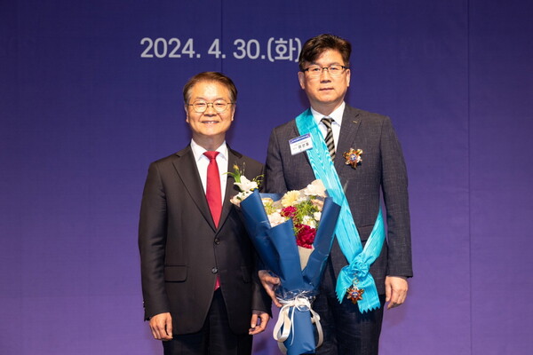 30일 개최된 2024년 근로자의 날 유공 정부포상 시상식에서 이선동 포스코명장이 금탑산업훈장을 수상하고 기념사진을 촬영하고 있다. (왼쪽) 이정식 고용노동부 장관 (오른쪽) 이선동 포스코명장 [포스코 제공=뉴스퀘스트]