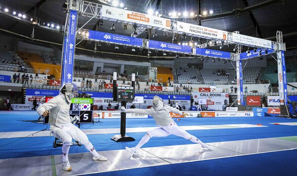 지난 6일 서울 SK핸드볼경기장에서 열린 SK텔레콤 국제 그랑프리 펜싱 선수권에 출전한 선수들이 기량을 겨루고 있다. [SK텔레콤 제공=뉴스퀘스트]