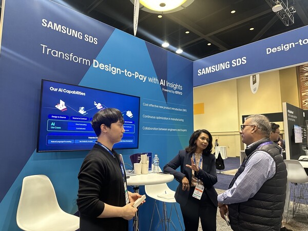 삼성SDS 직원이 가트너 공급망 심포지엄/엑스포를 찾은 고객에게 구매공급망 관리 솔루션 SRM SaaS를 소개하고 있다. [삼성SDS 제공=뉴스퀘스트]