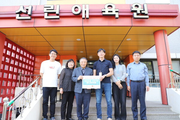 에코프로가 포항 선린애육원에서 어린이날 선물 전달식을 진행하고 있다. [에코프로 제공=뉴스퀘스트]