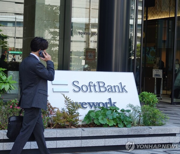 일본 소프트뱅크. 소프트뱅크가 네이버와 지분 협상을 진행 중이라고 확인하면서 네이버의 '라인' 지분 매각이 불가피할 것이란 전망이 나온다. [사진=연합뉴스]