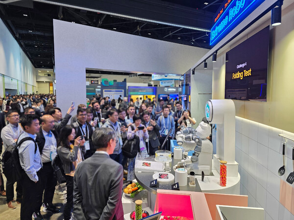 디스플레이 위크 2024에 참가한 삼성디스플레이 부스에서 관람객들이 폴더블 내구성을 테스트하는 로봇쇼를 관람하는 모습 [삼성디스플레이 제공=뉴스퀘스트]