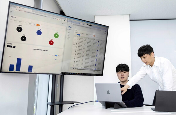 SKT 구성원들이 ‘AI 오케스트레이터’를 사용해 전국 유선망 네트워크를 점검하고 있는 모습. [SK텔레콤 제공=뉴스퀘스트]