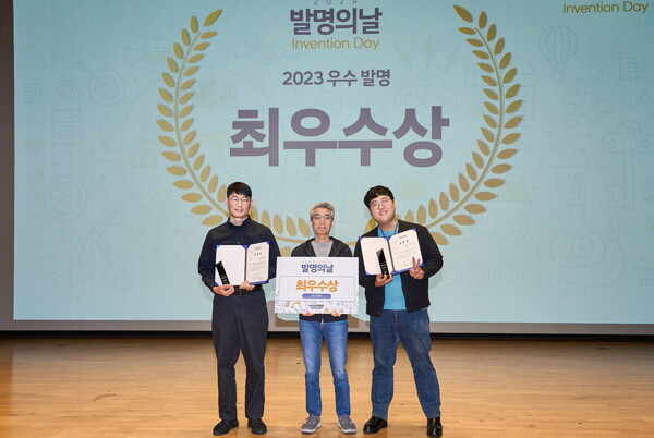 현대차·기아 '2024 발명의 날' 행사에서 최우수상을 받은 2명의 수상자가 기념사진을 찍는 모습 (사진 좌측부터 김종필 AAM기술연구팀 책임연구원, 송창현 AVP본부 사장, 배재관 FC시스템성능시험팀 연구원) [현대자동차·기아 제공=뉴스퀘스트]
