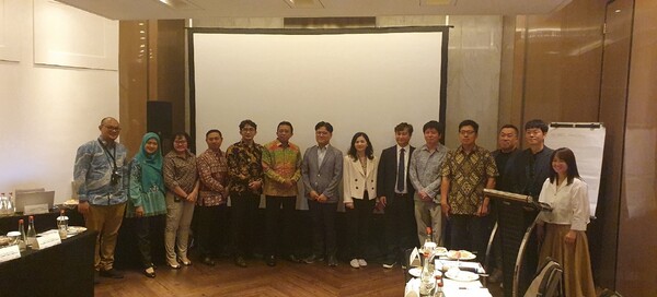 농지공간기획부 토지청 율리 말디요노(Yuli Mardiyono)지적측량 및 지도제작 부국장, 아우리아 라티프(Aulia Latif) 공간측량 및 지도제작 과장, 와유 사리 사벡티(Wahyu Sari Sabekti) 국제협력과장, 이지스 김성호 대표, 박서우 이사 등이 기념 촬영을 하고 있다. [이지스 제공=뉴스퀘스트]  