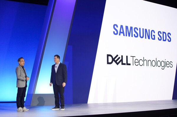 삼성SDS 황성우 대표이사가 지난 20일 열린 'DTW 2024에서 델 테크놀로지스 마이클 델 회장과 함께 기조연설을 하고 있다. [삼성SDS 제공=뉴스퀘스트]