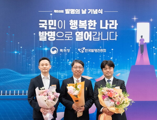 지난 21일 열린 제59회 발명의 날 기념식에서 배홍용 HL만도 부사장(가운데), 김태식 HL만도 책임연구원(왼쪽), 한윤기 HL클레무브 책임연구원(오른쪽)이 기념 촬영을 하고 있다. [HL만도 제공=뉴스퀘스트]