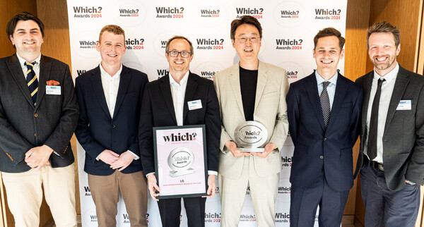 LG전자가 영국의 권위있는 비영리 소비자매체 ‘위치(Which?)’로부터 5년 연속 ‘올해의 홈 엔터테인먼트 브랜드’로 선정됐다. LG전자 영국법인 관계자들이 '위치 어워드 2024'에 참석해 수상 기념 촬영을 하고 있다. [LG전자 제공=뉴스퀘스트]