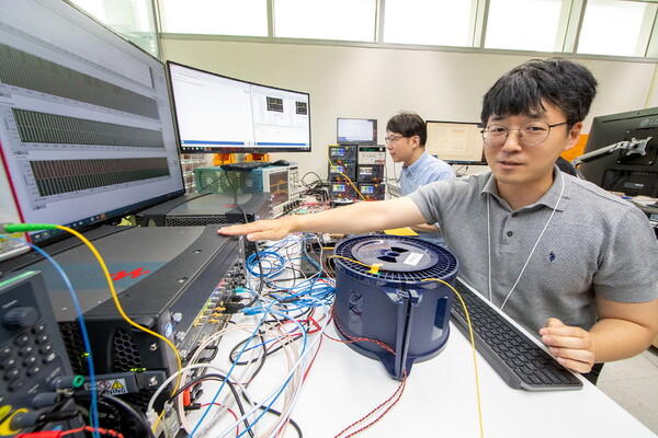 KT 연구원이 서울 서초구 KT연구개발센터에서 고속 양자 암호 키 분배 장비의 성능을 테스트하고 있다. [KT 제공=뉴스퀘스트]