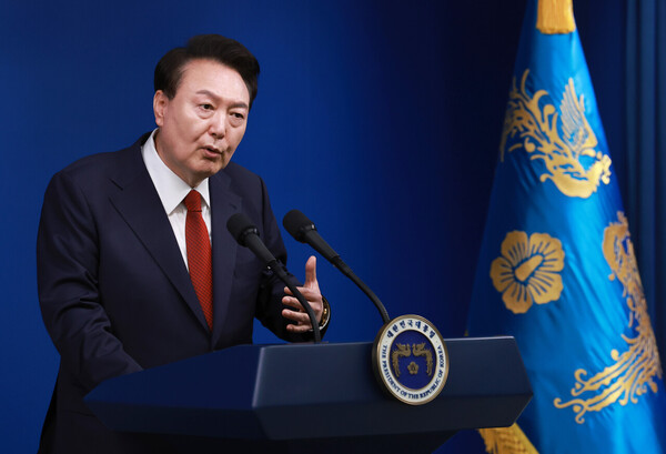 윤석열 대통령은 9일 서울 용산 대통령실에서 진행된 ‘윤석열 정부 2년 국민보고·기자회견’에서 향후 국정 운영 방향과 각종 현안에 대한 입장을 발표하면서 금융투자소득세 폐지, 기업 밸류업 프로그램 도입 등에 대한 야당의 협조를 당부했다. [사진=연합뉴스]