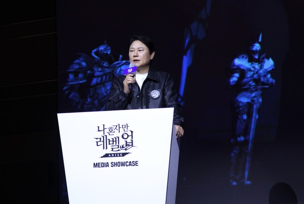 권영식 넷마블 대표가 지난 3월 19일 열린 '나 혼자만 레벨업' 미디어 쇼케이스에서 발표하고 있다. [사진=김민우 기자]