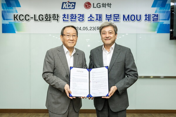 LG화학 이종구 부사장(오른쪽)과 KCC 김상훈 부사장이 업무협약식을 마치고 기념 촬영을 하고있다. [LG화학 제공=뉴스퀘스트]