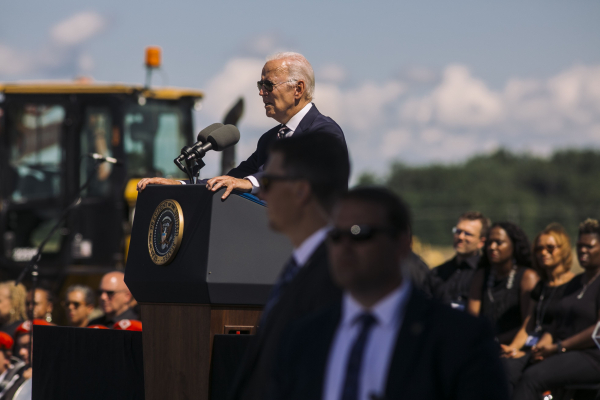 지난해 9월 9일(현지시간) 인텔의 오하이오주 신규 반도체공장 기공식에 참석한 조 바이든 미 대통령의 모습. 인텔은 오하이오주에 200억 달러를 투입해 반도체 공장을 짓는다고 발표했다. [사진=AFP/연합뉴스]
