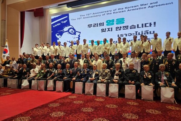 2023년 태국 6.25 참전용사 위문 공연후 단원들이 기념촬영을 하고 있다.