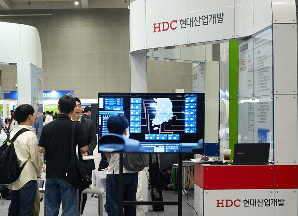 HDC현대산업개발은 28일 수원컨벤션센터에서 경기도, 경기도 일자리재단, IBK기업은행과 함께 지역 경제를 활성화하고 협력사의 우수 인재 채용을 지원하기 위한 경기도 일자리 박람회를 개최했다.