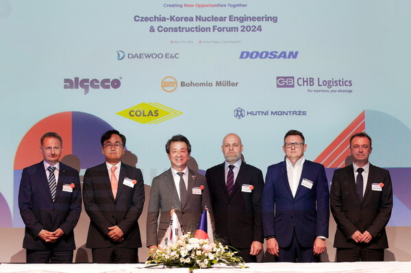 대우건설 백정완 사장(왼쪽)이 27일 체코 프라하에서 현지 업체 Algeco, Lukas Zahradnik Sales Director(알게코, 루카스 자하라니크 영업이사)와 MOU를 체결하고 있다. [대우건설 제공=뉴스퀘스트]