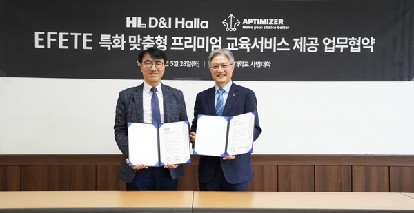 지난 28일 HL D&I한라 홍석화 수석사장(사진 오른쪽)과 엡티마이저 오헌석 대표(왼쪽)가 ‘EFETE’ 교육 특화 업무협약을 체결하고 있다. [HL D&I한라 제공=뉴스퀘스트]