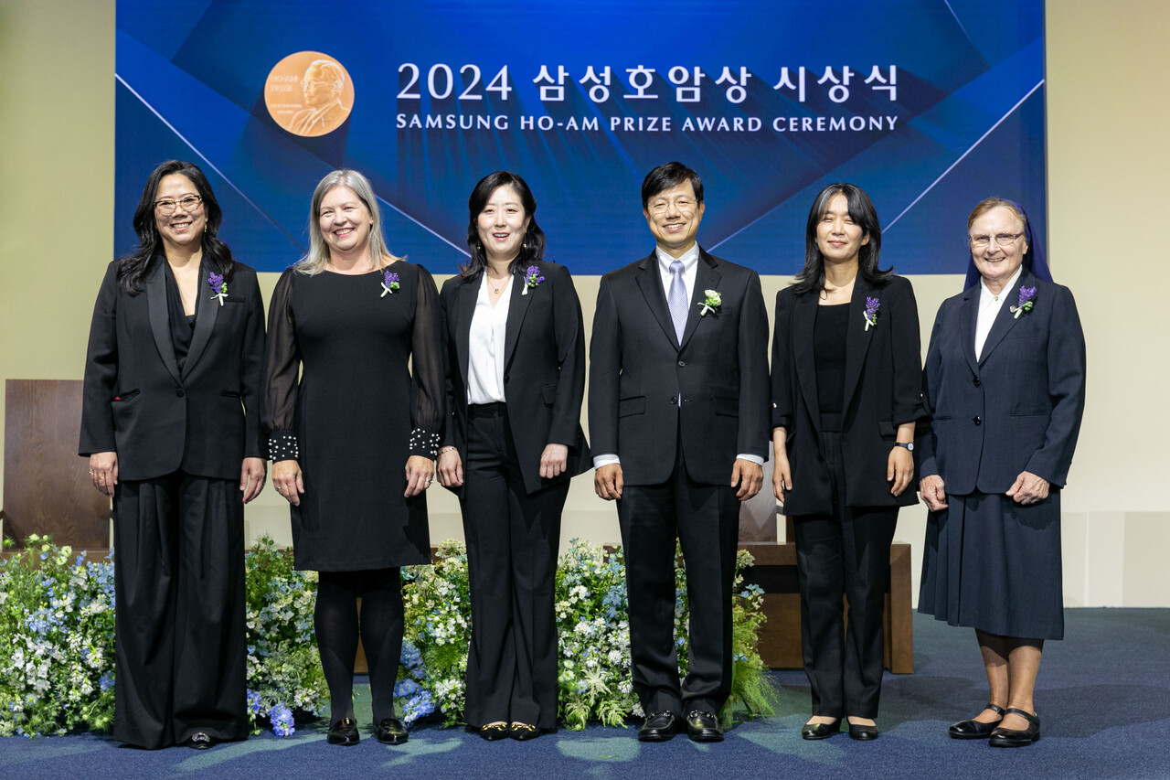 삼성호암상 수상자들이 5월 31일 서울신라호텔 다이너스티홀에서 열린 ‘2024 삼성호암상 시상식’에서 기념 촬영을 하고 있다. (왼쪽부터) 과학상 화학·생명과학부문 혜란 다윈 뉴욕대 교수,  과학상 물리·수학부문 킴벌리 브릭먼 美 국립표준기술연구소 연구원(故 남세우 美 국립표준기술연구소 연구원 대리 수상, 배우자),  공학상 이수인 워싱턴대 교수,  의학상 피터 박 하버드의대 교수, 예술상 한강 소설가, 사회봉사상 제라딘 라이언 아일랜드 성골롬반외방선교수녀회 수녀. [호암재단 제공=뉴스퀘스트]