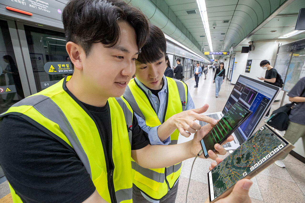 KT 엔지니어가 고객 체감 품질 분석 시스템을 이용해 지하철의 무선 품질을 측정을 하고 있다. [KT 제공=뉴스퀘스트]