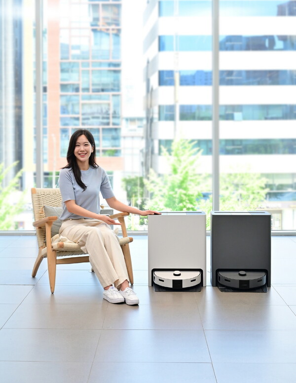 삼성전자 모델이 강력한 청소 성능과 위생 관리 시스템은 유지하며 가격 부담을 낮춘 온라인 전용 제품 '비스포크 스팀'을 소개하고 있다. [삼성전자 제공=뉴스퀘스트]