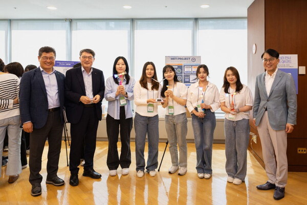 포스코그룹이 지난 5월 31일 서울 포스코센터에서 2024년도 1학기 ‘포스코 ESG 레벨업그라운드’ 발표회를 개최했다. 사진은 한양대학교 대학생들과 기념촬영 중인 이시우 사장(왼쪽 두번째) 모습 [포스코그룹 제공=뉴스퀘스트]