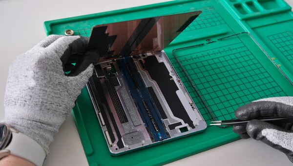 삼성전자서비스 엔지니어가 갤럭시 Z 폴드 5 디스플레이를 단품 수리하고 있다. [삼성전자서비스 제공=뉴스퀘스트]